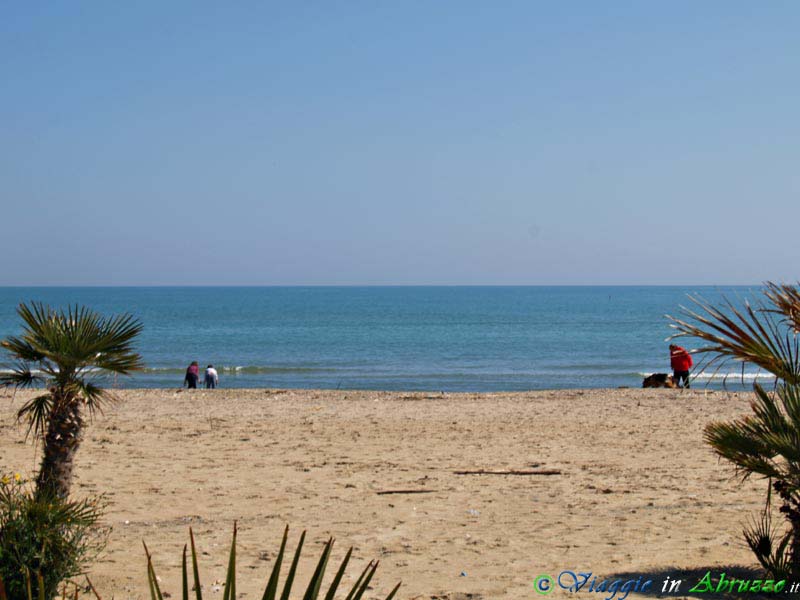 17-P3302803+.jpg - 17-P3302803+.jpg - La spiaggia di Alba Adriatica.